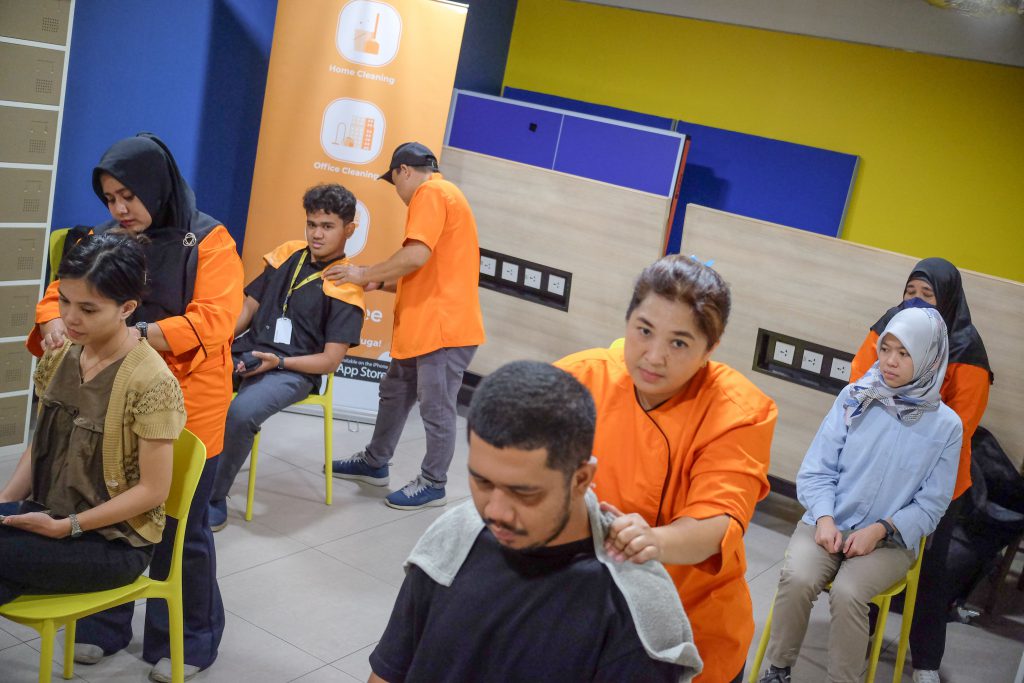 bTaskee Goes to Office - corporate wellness di kantor KozyStay - free express massage untuk 50 karyawan