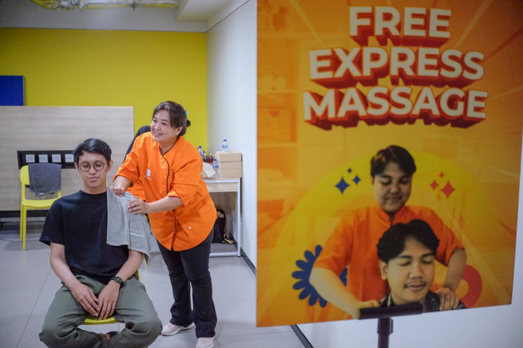 bTaskee Goes to Office - corporate wellness di kantor KozyStay - free express massage untuk 50 karyawan