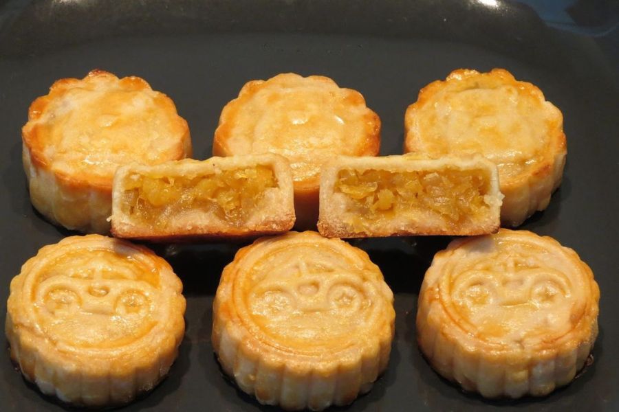 Bánh Trung thu nhân dứa (thơm) có thể được biến tấu với nhiều loại.
