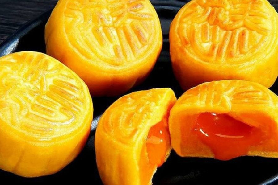 Bánh Trung thu nhân trứng chảy.