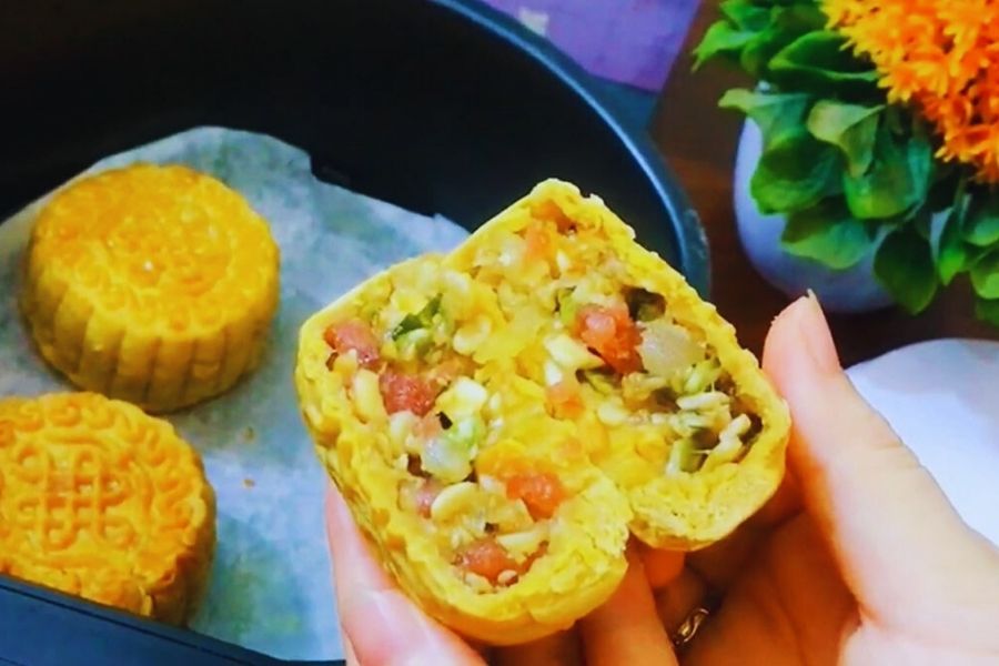 Bánh Trung thu thơm ngon được làm từ nồi chiên không dầu.