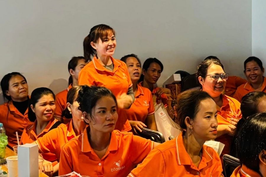 Các chị Ong tụ họp chia sẻ câu chuyện cùng nhau.