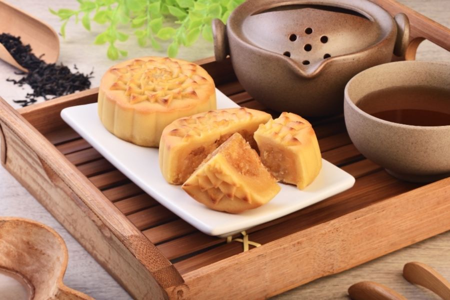 Chiếc bánh Trung thu nhân Custard.
