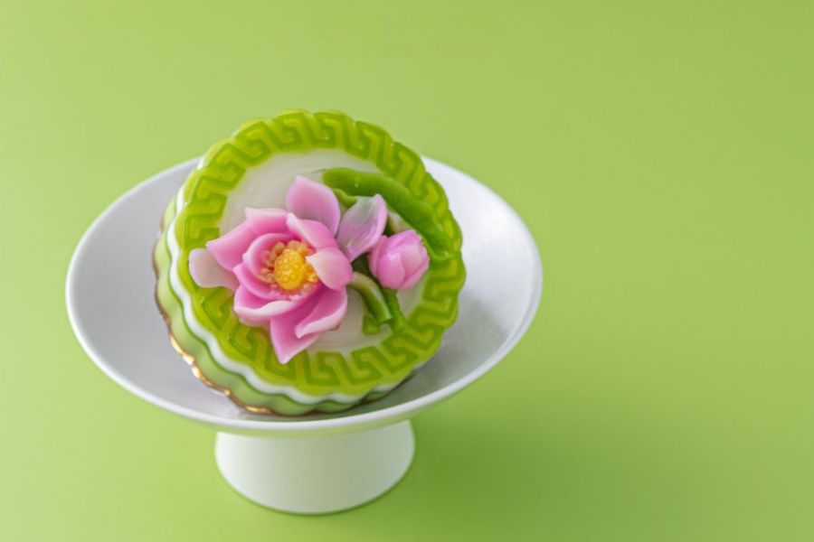 Chiếc bánh Trung thu rau câu sánh mịn.