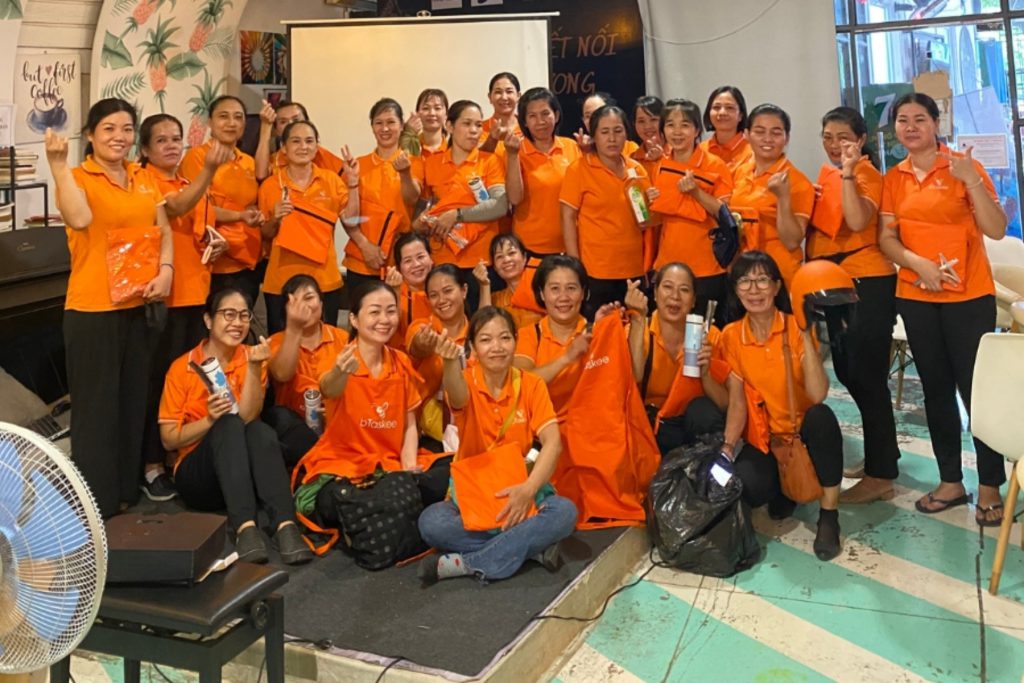 Đội ngũ cộng tác viên bTaskee trong trang phục đồng phục cam đặc trưng.