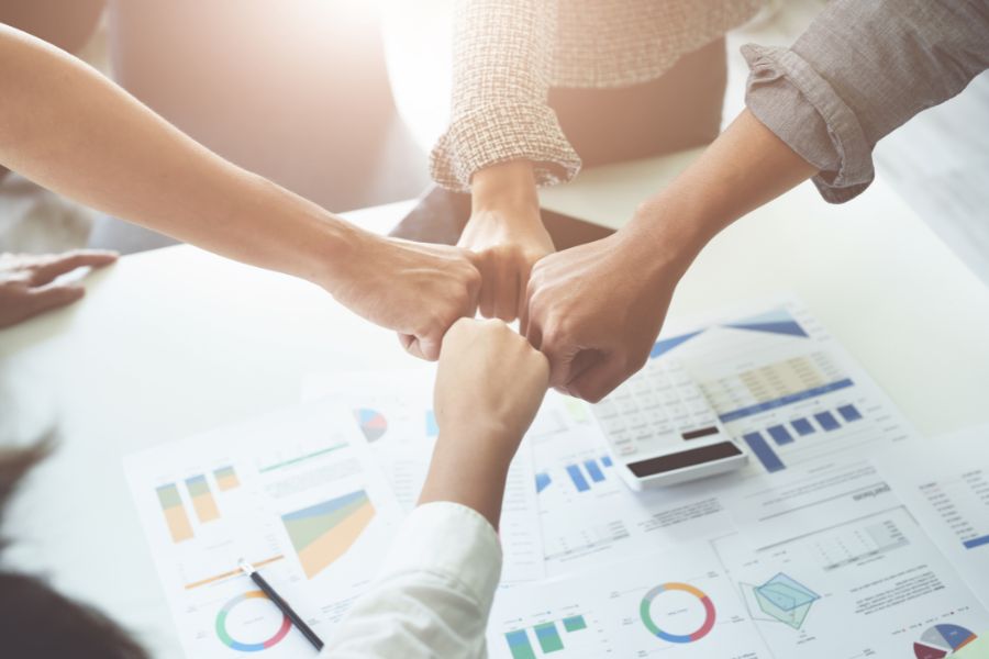 Đồng nghiệp là những người cùng chung mục tiêu công việc đáng trân trọng.