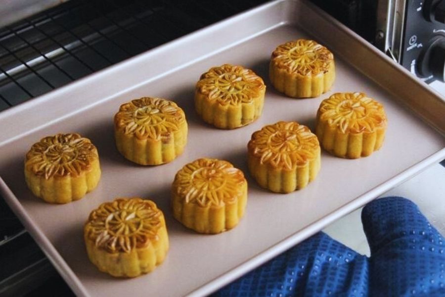 Làm bánh trung thu bằng lò vi sóng cũng khá đơn giản.