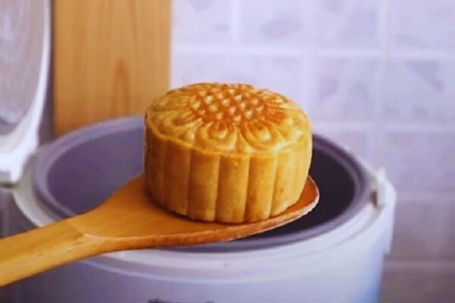 Nồi cơm điện quen thuộc cũng có thể làm bánh Trung thu thơm ngon.