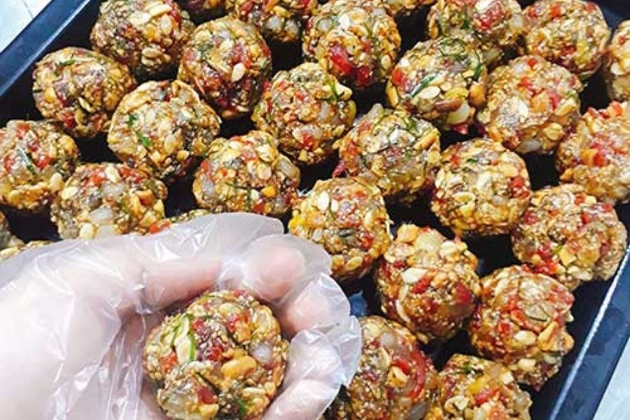 Ở bước trộn vỏ bánh Trung thu, bạn cần lưu ý về thời gian nhào bột.