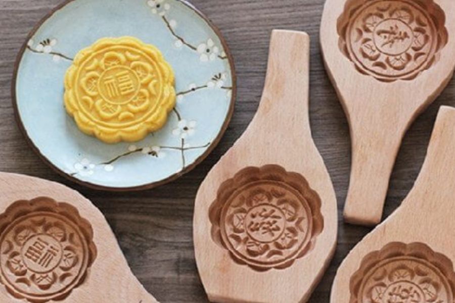Sử dụng công cụ để đóng khuôn bánh Trung thu theo hình dạng mong muốn.