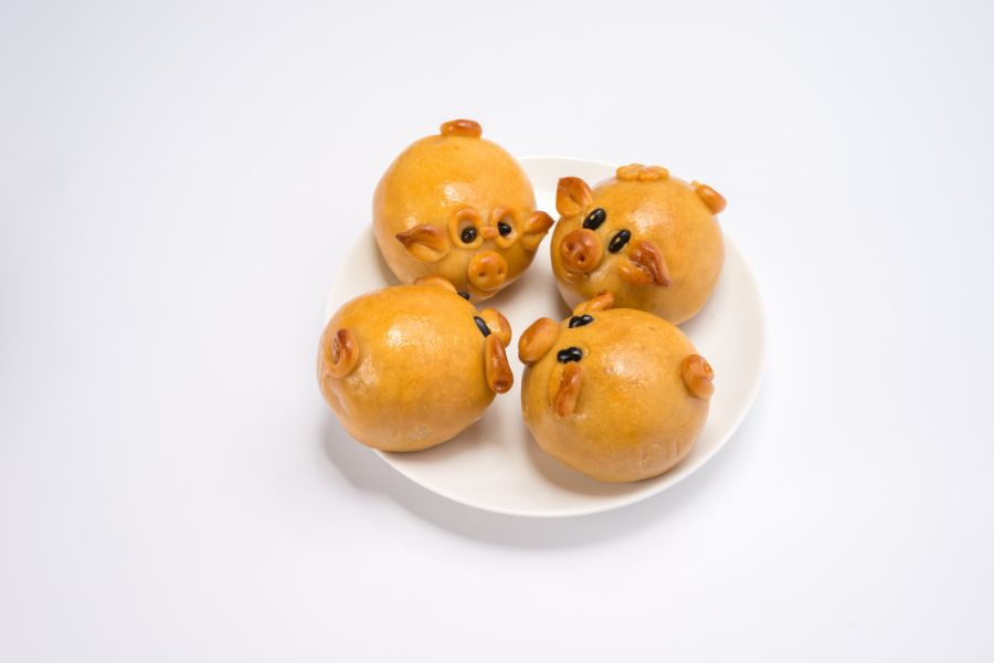 Tạo hình chiếc bánh Trung thu con heo ngộ nghĩnh cho các bé.