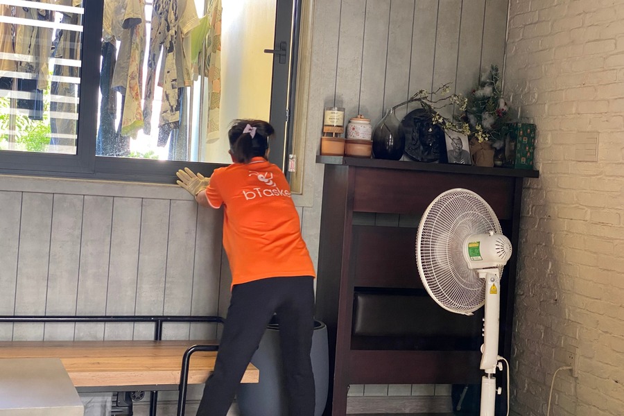 Tasker dọn dẹp của bTaskee lau dọn tỉ mỉ từng ngóc ngách.