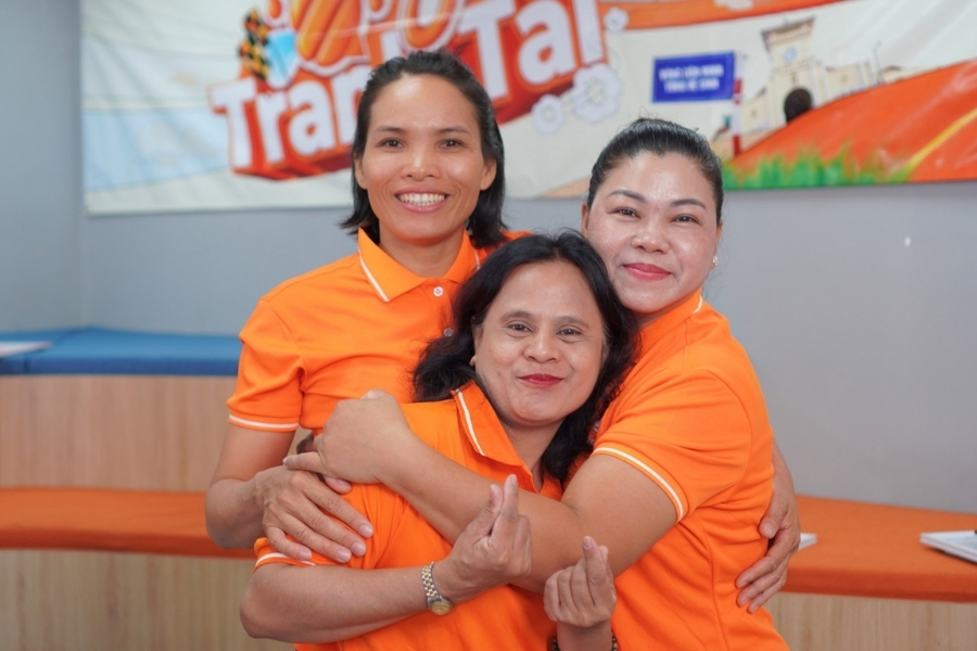 Tình đồng đội ấm áp, tiếp thêm sức mạnh cho các chị Ong trong hành trình tranh tài.