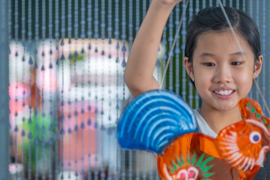 Trẻ nhỏ cần được khích lệ và yêu thương nhiều hơn.