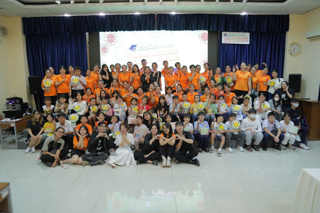 Hình ảnh mẹ ong và các con trong lễ trao học bổng năm 2024