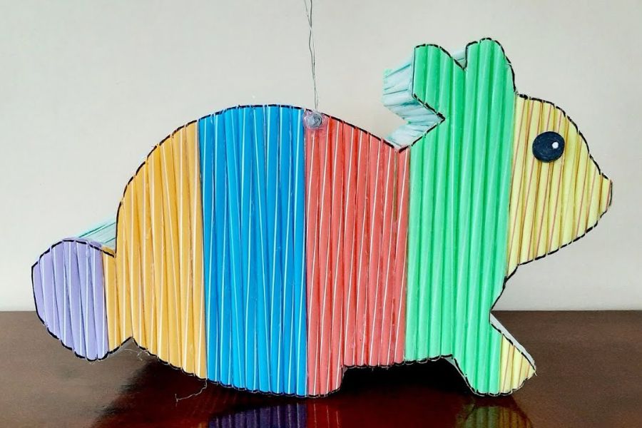 Chiếc đèn Trung thu cực độc đáo hình con Thỏ bằng ống hút.