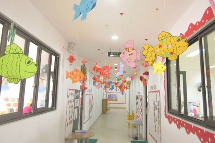 Cửa ra vào và hành lang của một lớp học mầm non được trang trí sinh động với rèm lồng đèn giấy.