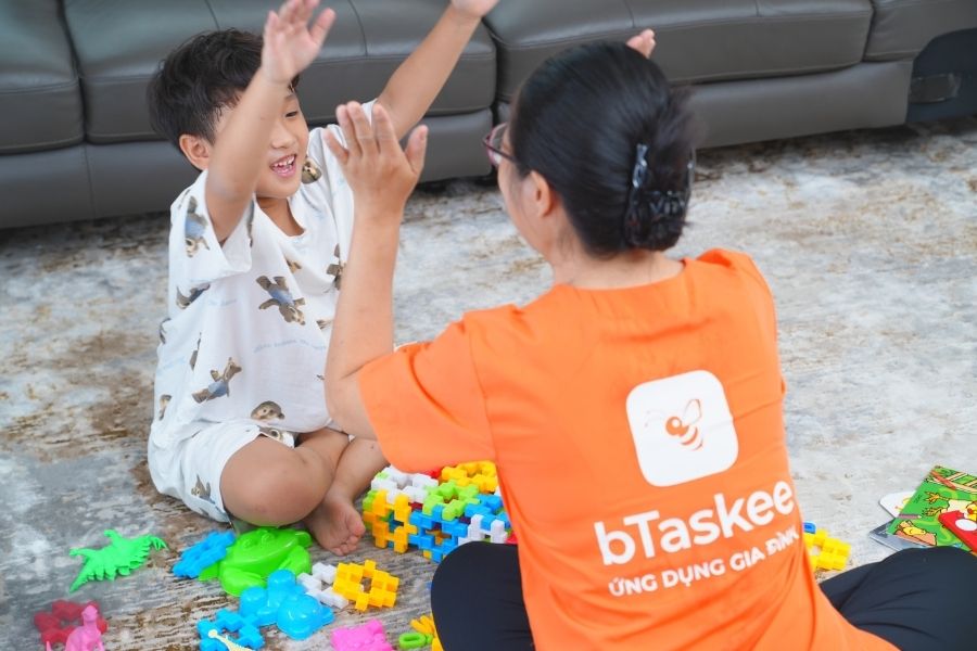 Tasker cùng bé vui chơi.