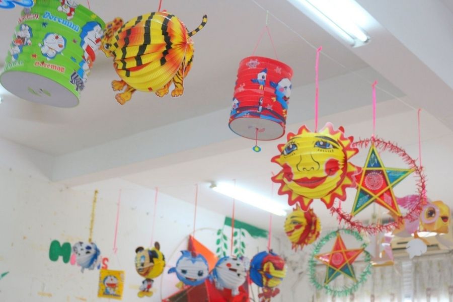 Trần lớp học được decor Trung thu.