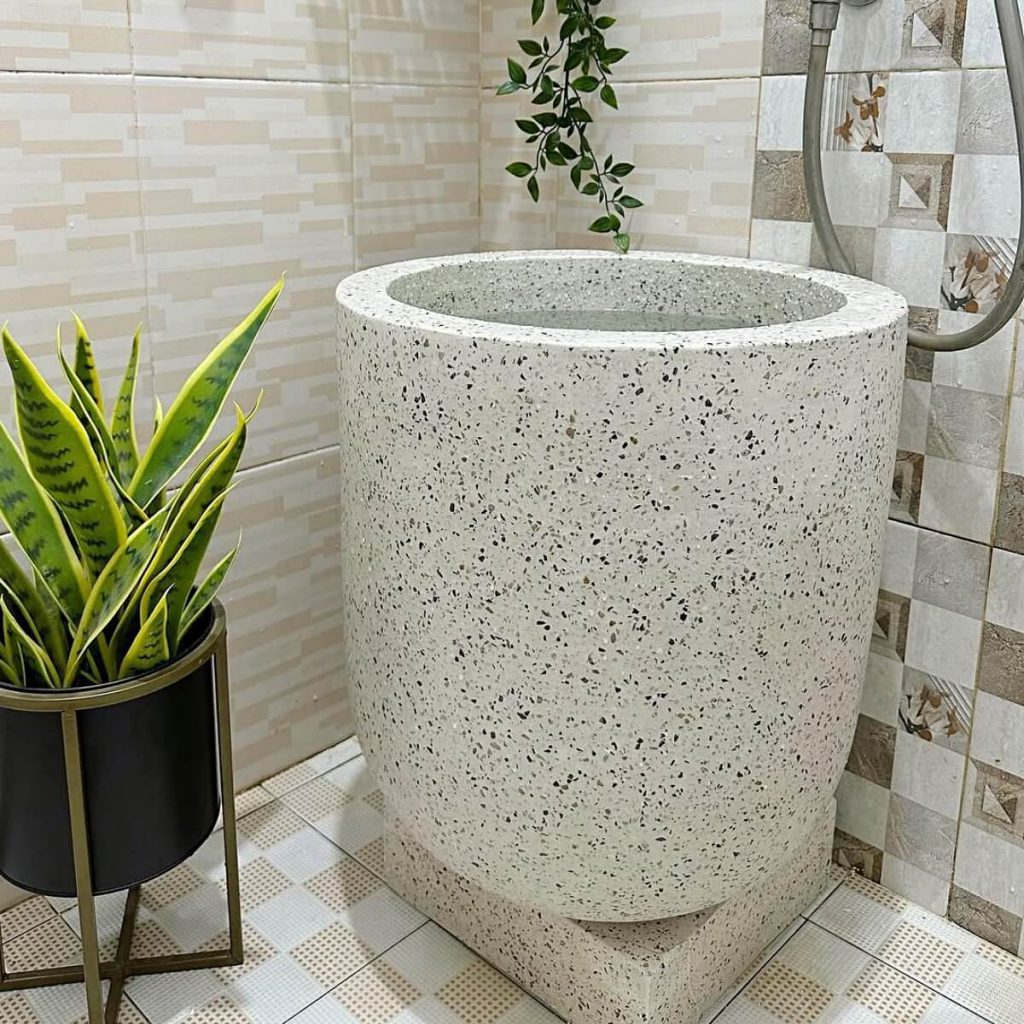 Bak mandi teraso (atau terrazzo) adalah wadah air yang terbuat dari campuran semen, pasir, pecahan batu marmer, dan serpihan kaca.