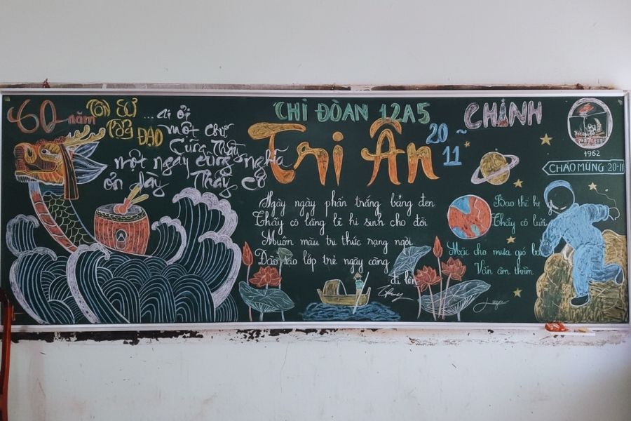 Bảng 20/11 chủ đề Tri Ân của một lớp chi đoàn 12A5.