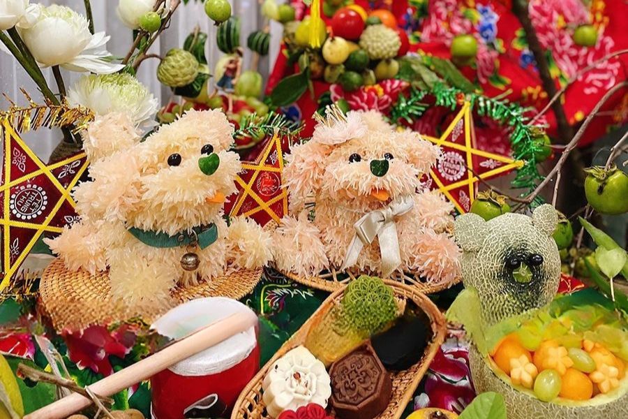 Chiếc mâm cỗ Trung thu bằng bánh kẹo độc đáo, sáng tạo.