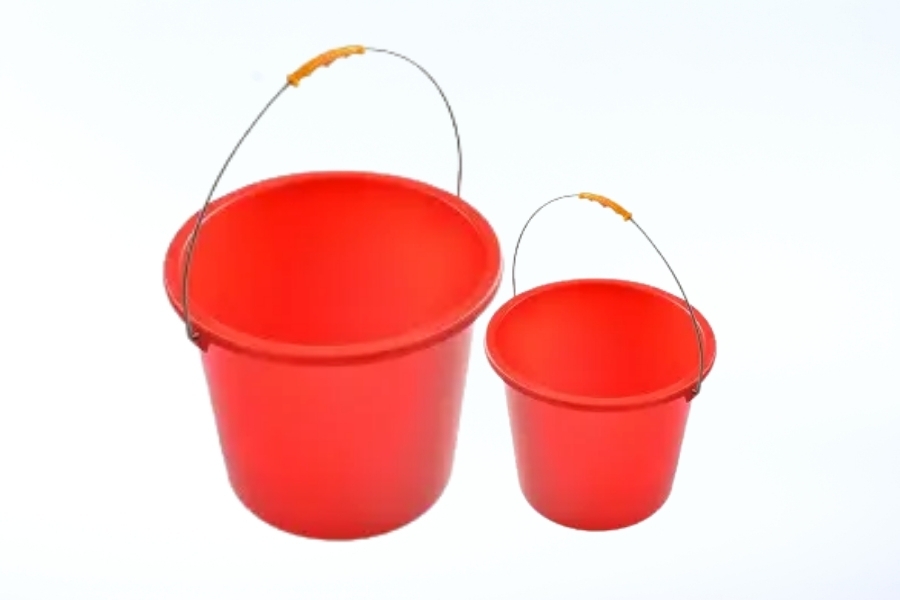 Xô, chậu để đựng nước, pha dung dịch tẩy rửa.