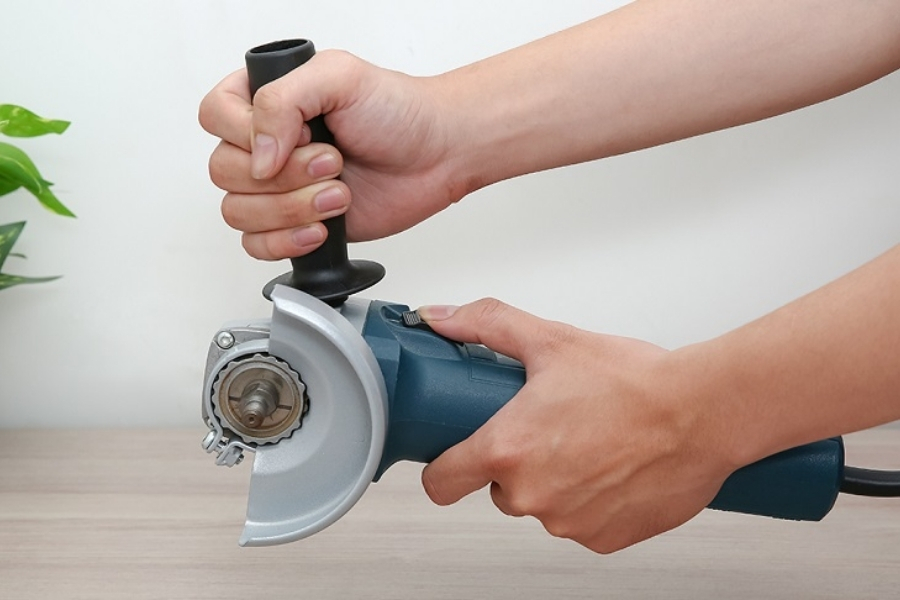 Máy mài góc hỗ trợ loại bỏ sơn.