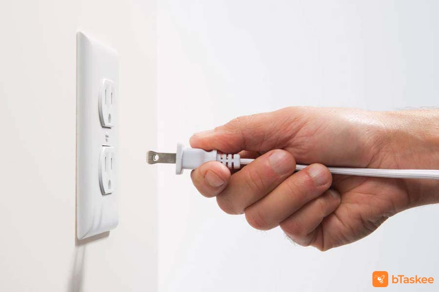 Rút nguồn điện máy quạt trước khi vệ sinh.