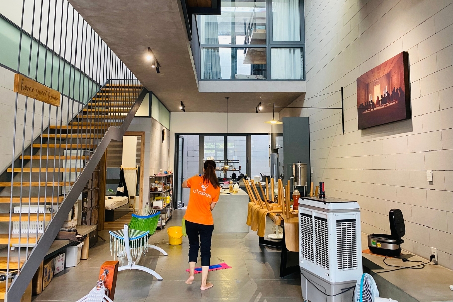 Tasker của bTaskee luôn sử dụng các loại hỗn hợp chuyên dụng, an toàn cho từng loại sàn/gỗ.