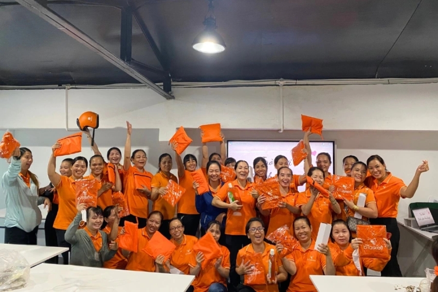 Tasker sẽ được học lý thuyết trực tuyến và thực hành tại trung tâm đào tạo.