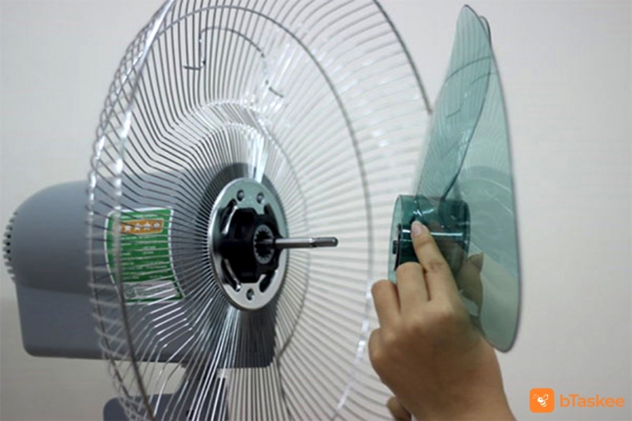 Tháo cánh ra khỏi trục máy quạt.