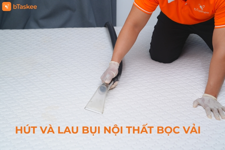 Hút và lau bụi nội thất bọc vải.