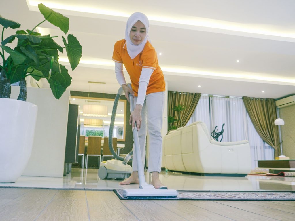 Malikhatun Tasker bTaskee Sedang Membersihkan Lantai