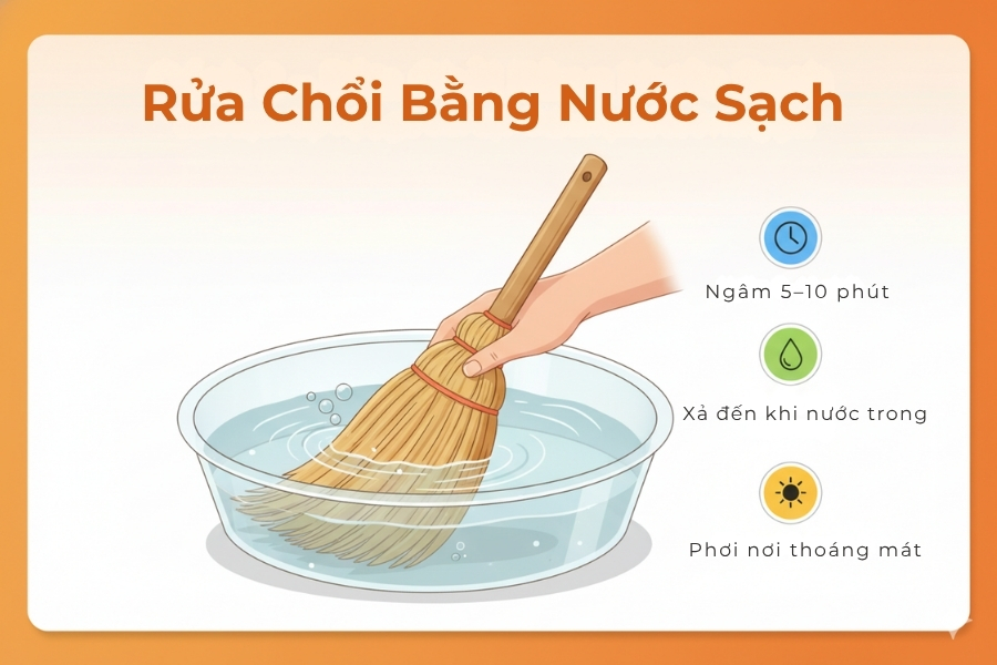 Vệ sinh chổi mới mua bằng cách ngâm hoặc xả trực tiếp nước sạch.