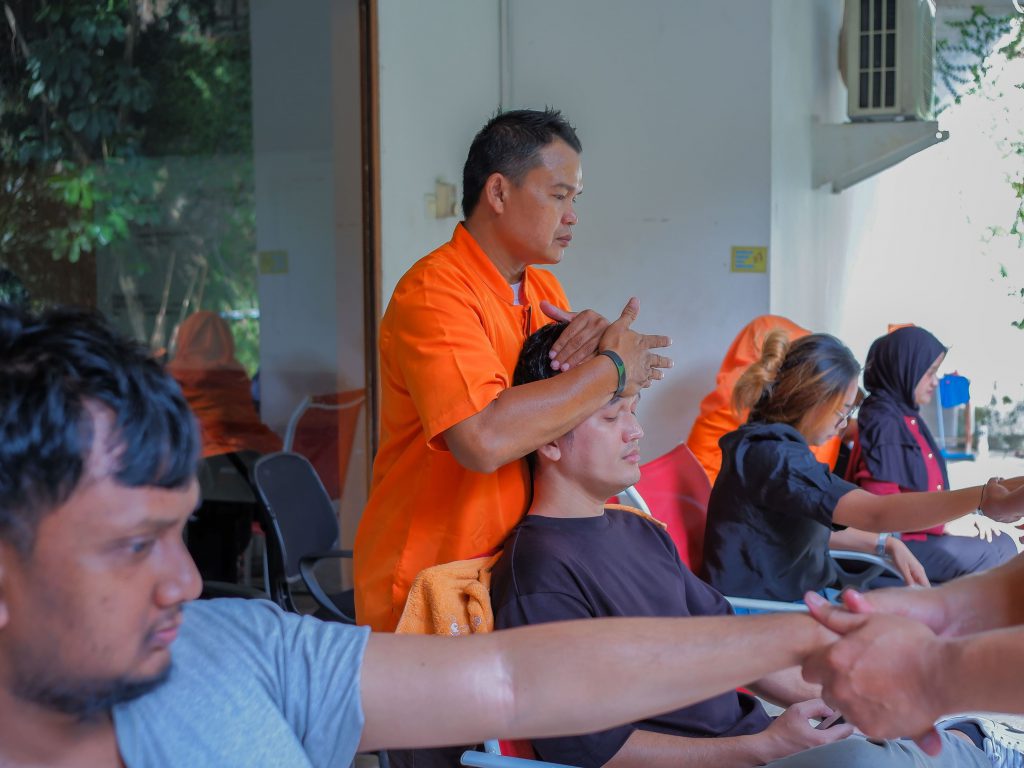 Wawan Hermawan Tasker bTaskee Sedang Memijat Pelanggan