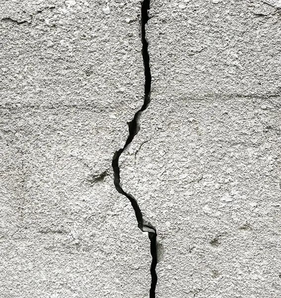 Retak vertikal pada tembok