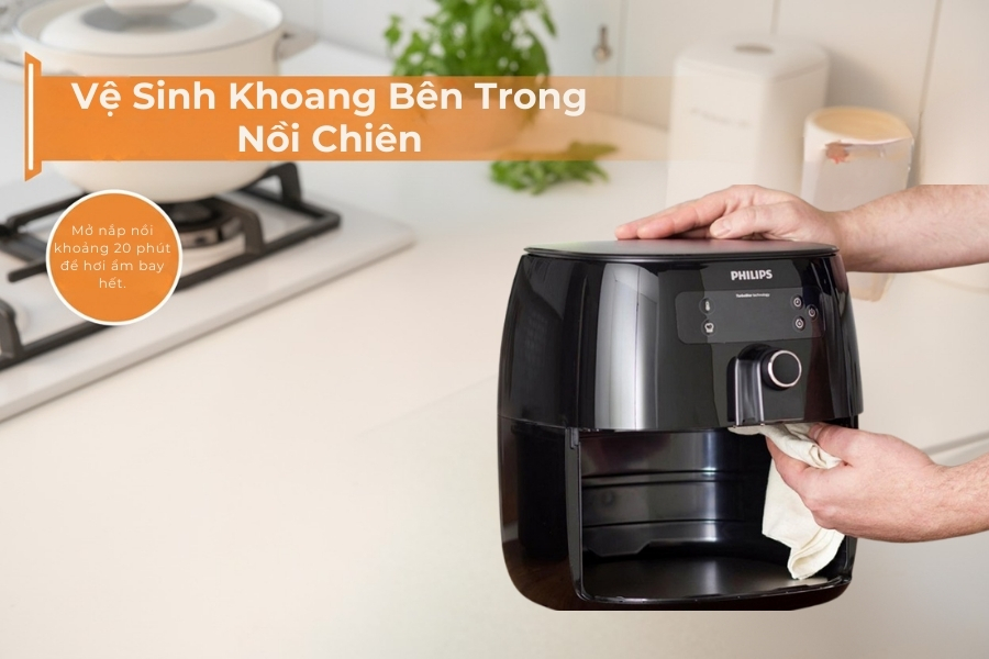 Vệ sinh khoang bên trong nồi chiên.