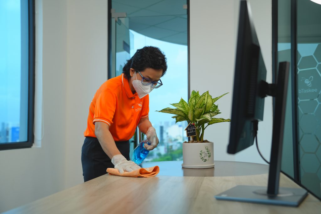 Xử lý bụi mịn và khử khuẩn bàn làm việc từ bTaskee.
