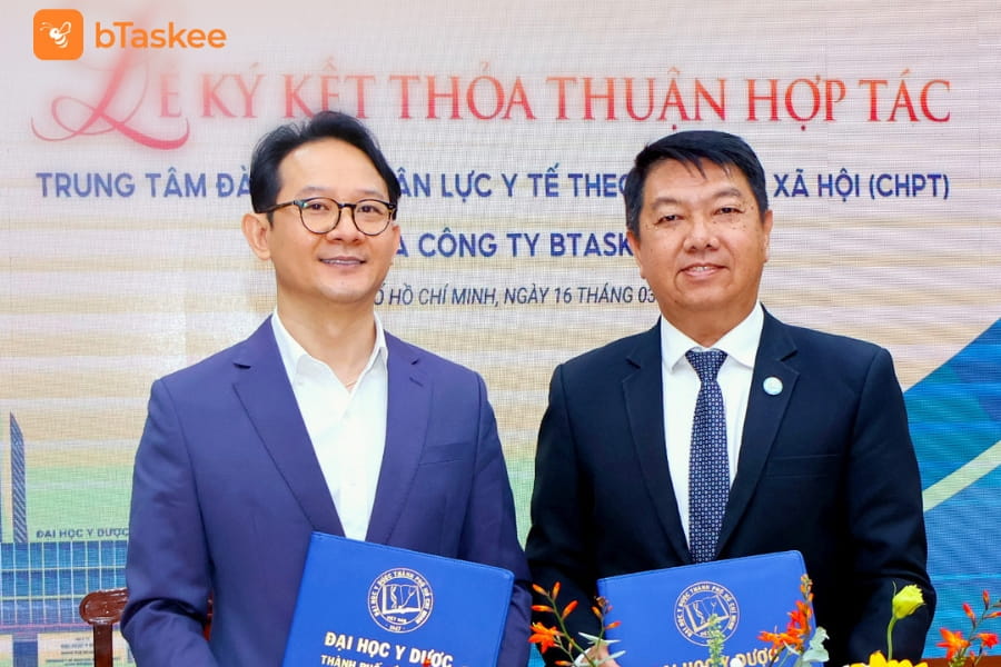 Đại diện hai bên ký hợp đồng thoả thuận.