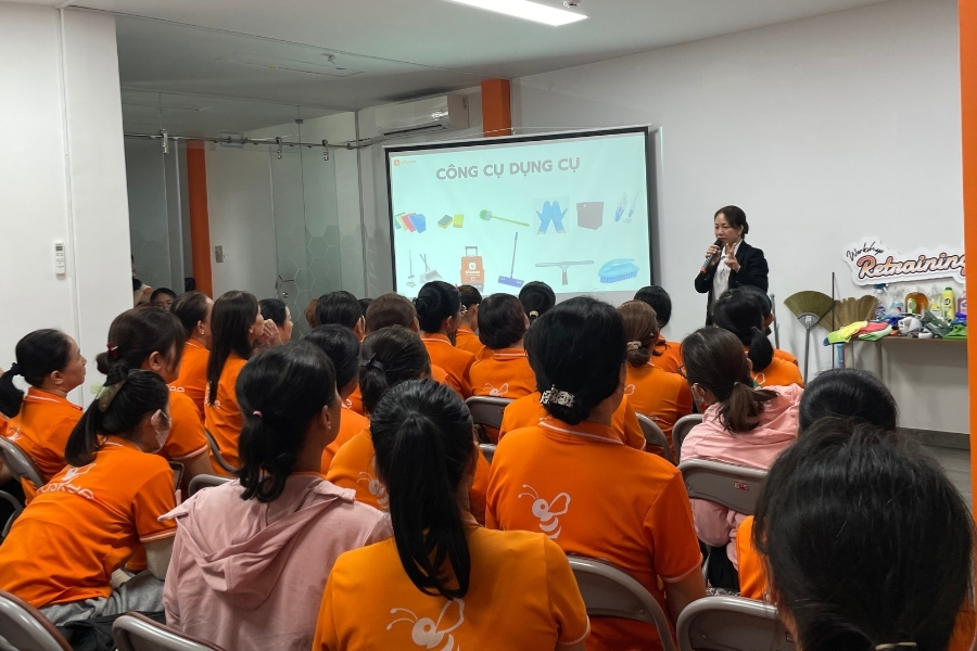 Các buổi đào tạo định kỳ nâng cao cho các Tasker tại trung tâm.