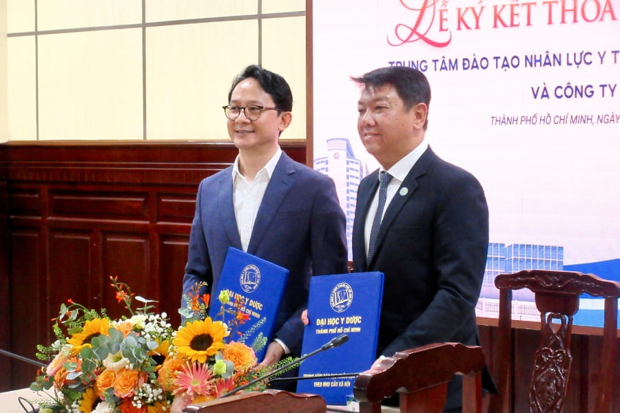 Đại diện hai bên ký hợp đồng thoả thuận.