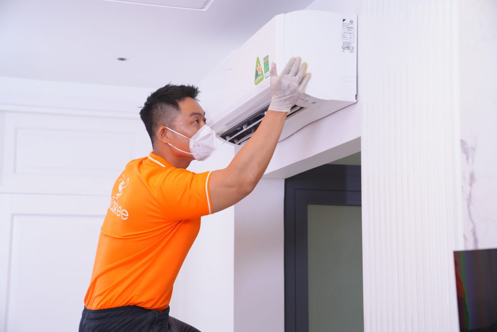 Hình ảnh một Tasker vệ sinh máy lạnh.